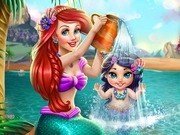 Sirena Ariel face baie fetitei ei