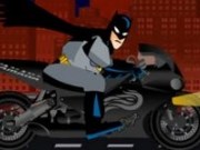 Batman cursa cu motocicleta in oras